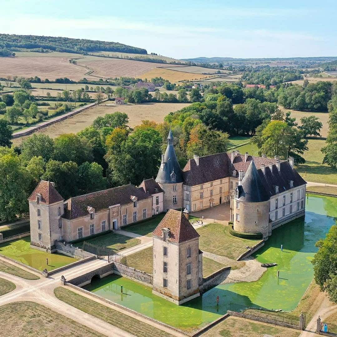 🔴 𝗕𝗢𝗡𝗡𝗘 𝗡𝗢𝗨𝗩𝗘𝗟𝗟𝗘 | Demain, c'est encore le week-end ! 🥳 

Retrouvez-nous au château de Commarin de 10h à 18h ! C'est un bond dans l'Histoire qui vous attend, mais aussi un bon moment convivial partagé. 🤗