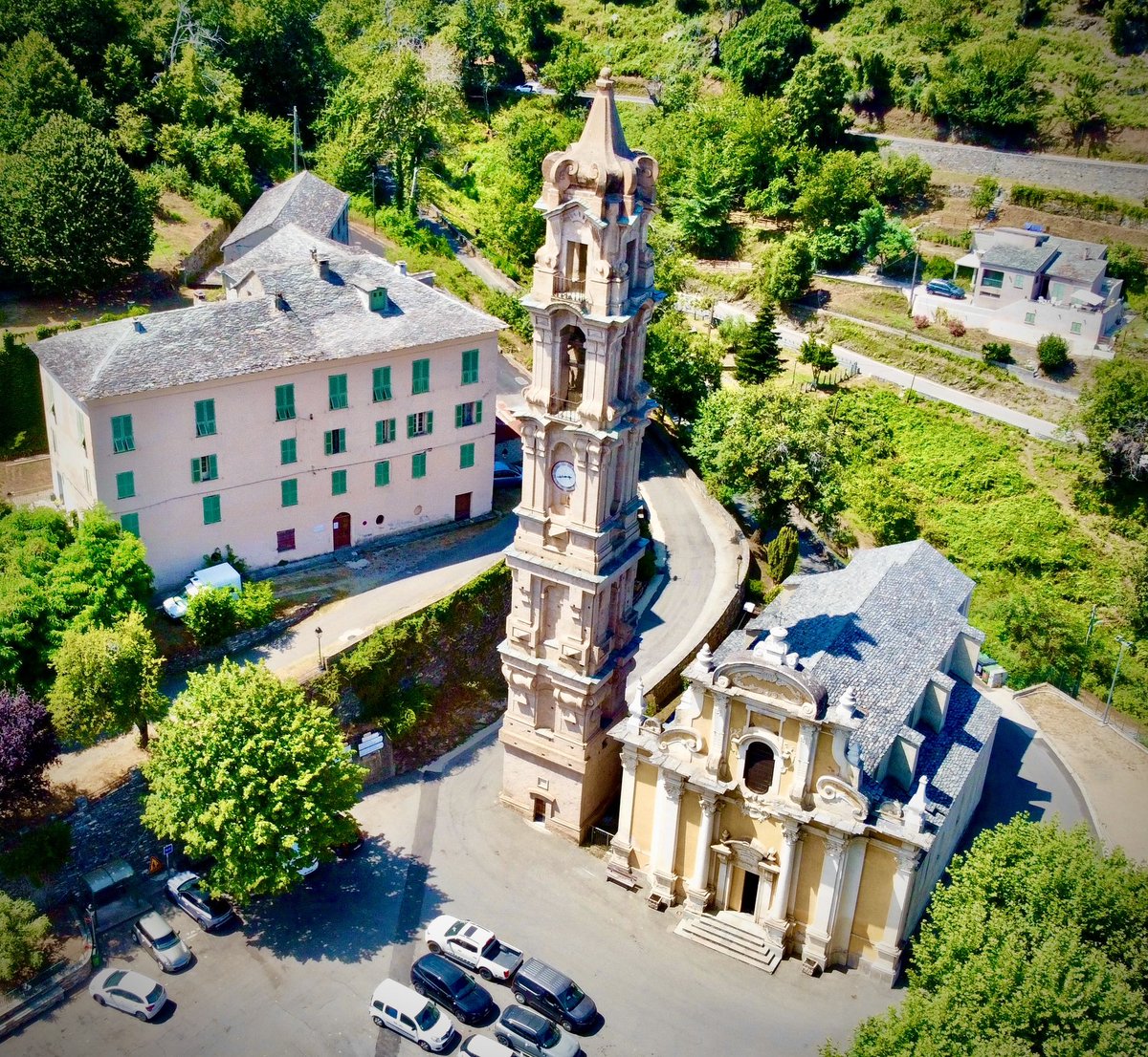 📷 LE CLICHÉ DU JOUR 📷
Aujourd’hui, cap sur l’église Saint-Jean-Baptiste de La Porta, joyau architectural de la Castagniccia ⛪️🌿 Classée Monument historique depuis 1975.

Bona serata à tutti ! 🌄🌰💒#castagnicciacasincatourisme #castagnicciacasinca #laporta #ampugnani  #corse