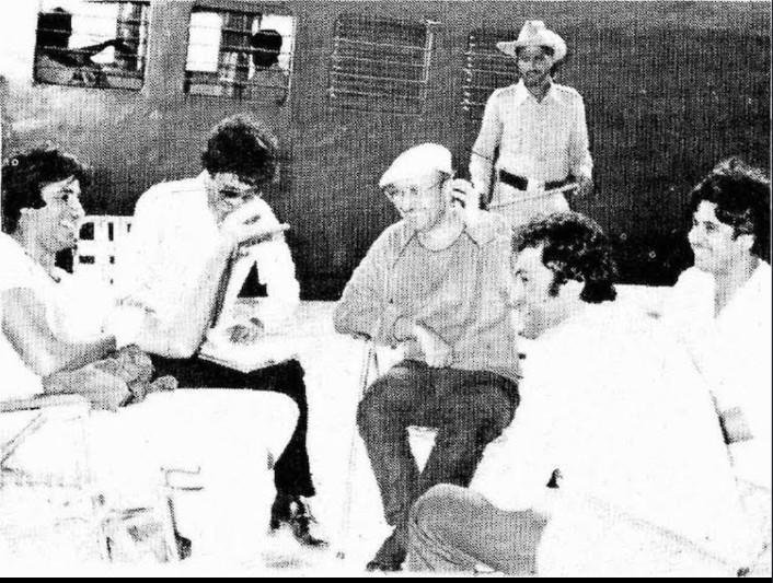 Aashish Palod (@aspalod) on Twitter photo #AmitabhBachchan #RishiKapoor #ManmohanDesai #KetanDesai & oth during the coolie shoot.
Who is this one in between you & Man ji <a href="/SrBachchan/">Amitabh Bachchan</a> #AmitabhBachchan #RishiKapoor #ManmohanDesai #KetanDesai & oth during the coolie shoot.
Who is this one in between you & Man ji <a href="/SrBachchan/">Amitabh Bachchan</a>