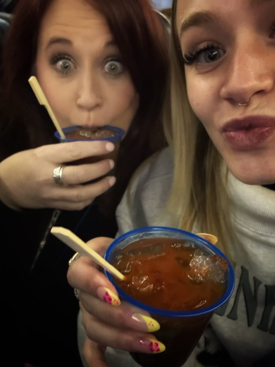 rock_chalk_sara's tweet image. 36,000 feet somewhere over the Pacific! #bloodymarys