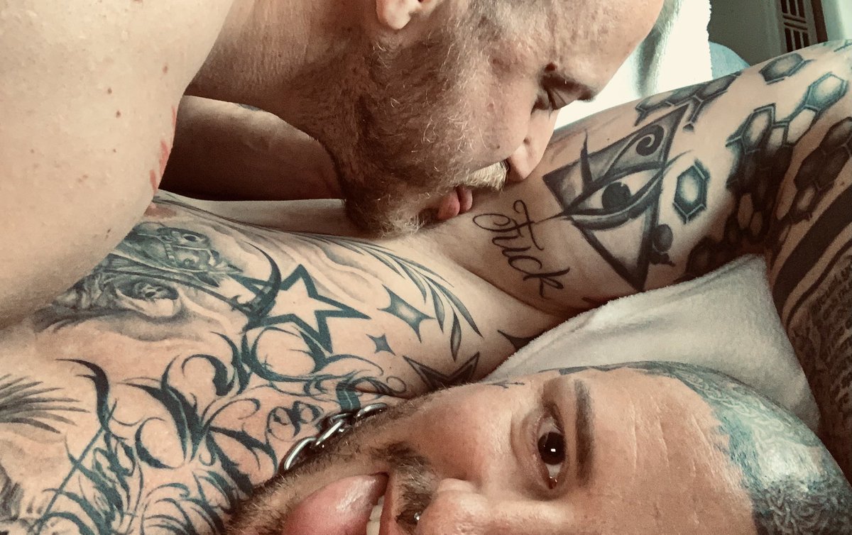 What's better than licking and smelling men's sweat 💦👃👅