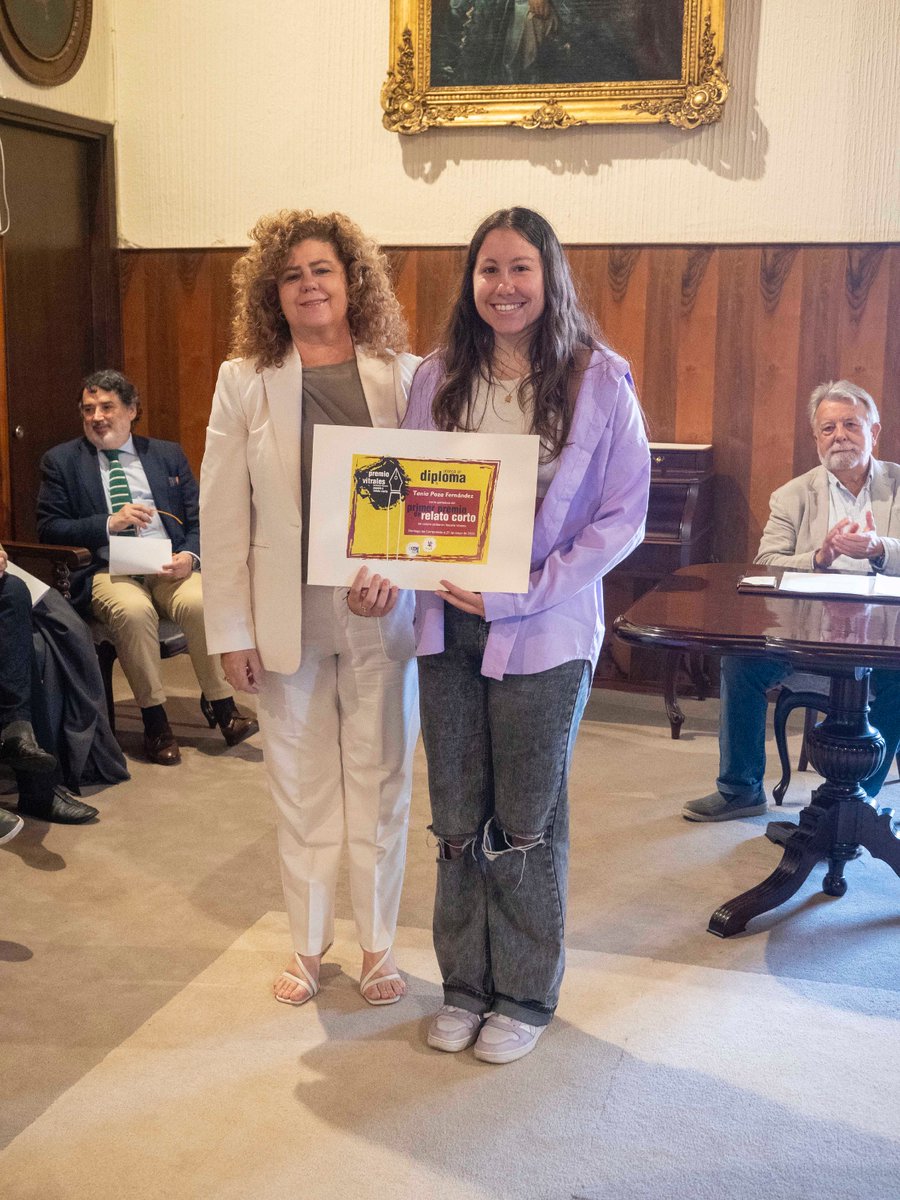 ¡Celebramos el VIII Premio Vitrales de Poesía y Relato Corto! 📚✨

🏆 Poesía: Sara Porto Puente
🏆 Relato Corto: Tania Poza Fernández
+70 obras, jóvenes talentos y la lectura de Moncho Lemos &amp; Roberto Leal 🔥

#CMEstila #PremiosVitrales #LiteraturaUniversitaria