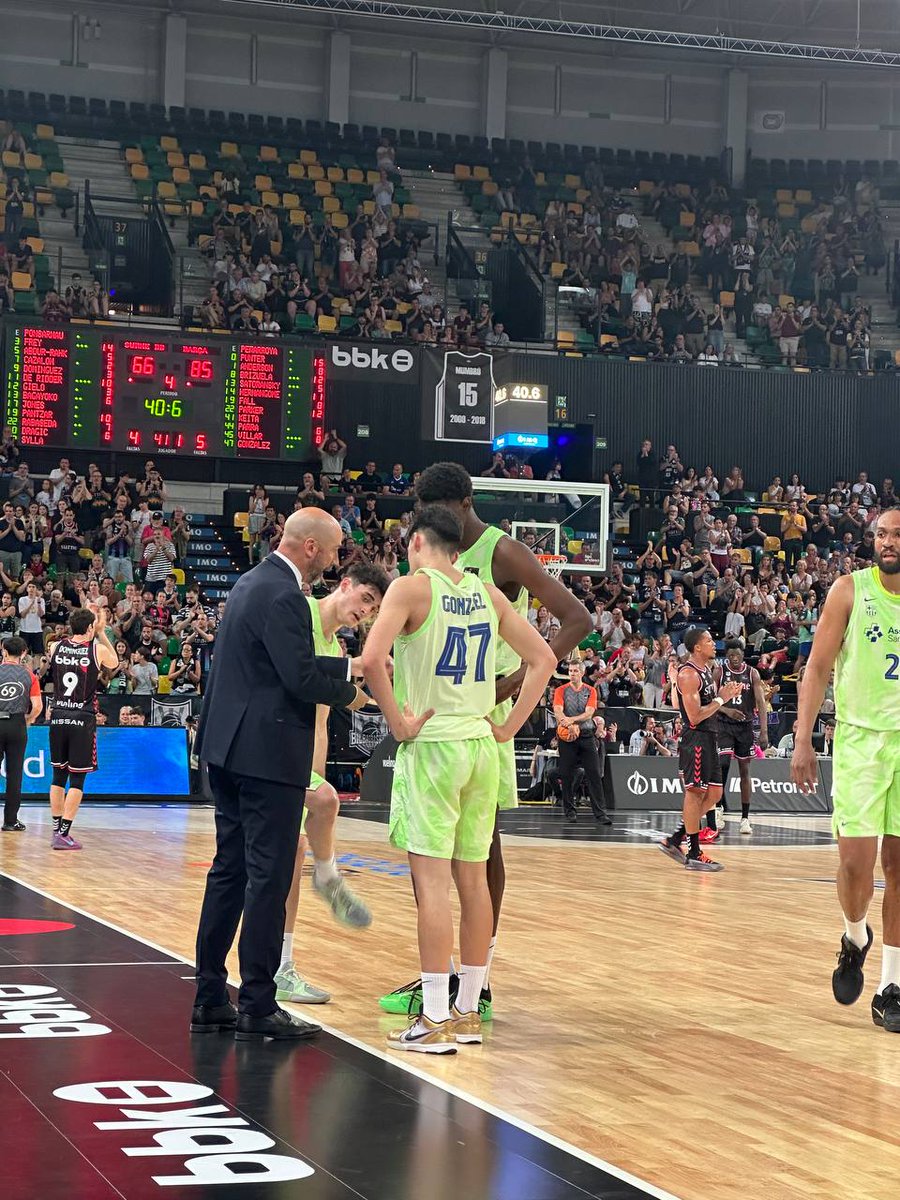 Raul Villar, Daniel González i Sayon Keita, junts sobre la pista en aquests darrers minuts 👏👏👏