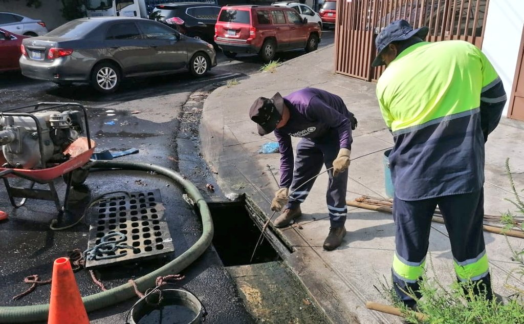 ✅️Continuamos con la gestión de desobstrucción de tragantes, evacuando todos los residuos que puedan provocar desbordamiento e inundaciones. 

¡Trabajamos para ti y tu comunidad! 💪😎

📍33 Av. Norte, Urbanización San Ernesto