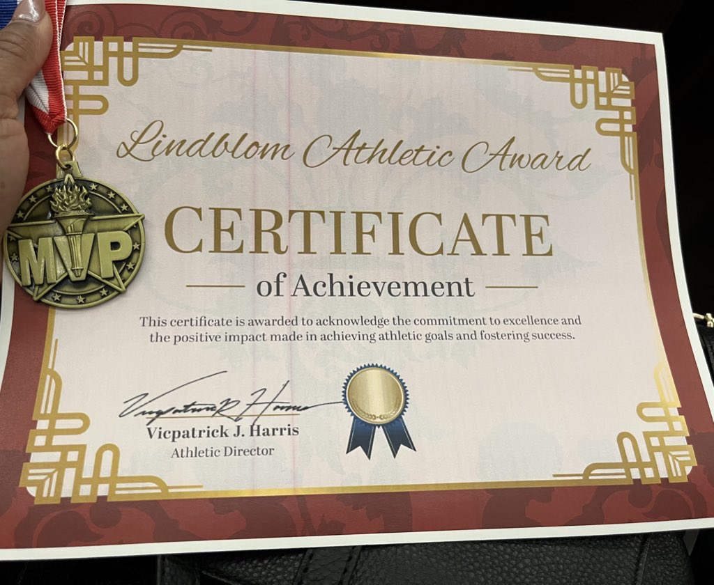 s4maria___'s tweet photo. Honored to be the 1 of 4 recipients of the Golden Eagle Award! Grateful to be recognized for representing Lindblom with pride, leadership, and character. Big thanks to my coaches, teammates, and everyone who supported me this season. #swoopswoop🦅 @LindblomFlag @LMSAEagles https://t.co/mZyxCeRyPJ