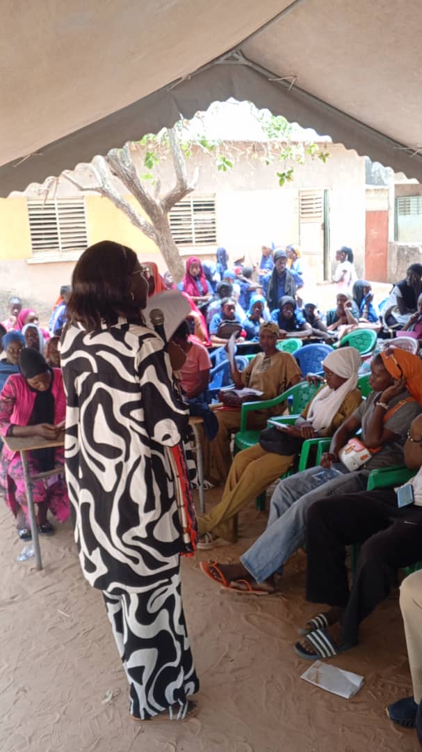 Le GEEP de Ziguinchor a organisé une séance de sensibilisation avec le soutien de UNFPA, réunissant élèves et parents autour de thématiques importantes : 
✅Santé Reproductive des Adolescents et Jeunes (SRAJ) ;   
✅ Prévention du VIH/Sida ;   
✅ Lutte contre les VBG.
