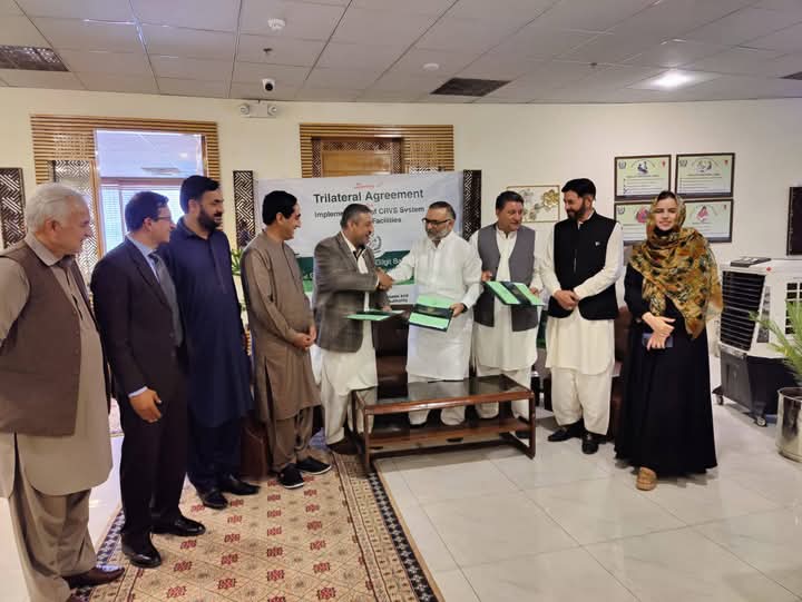 گلگت بلتستان میں پیدائش اور موت کے نوٹیفکیشن ڈیٹا کے انضمام کے لیے سہ فریقی معاہدے پر دستخط۔

 گلگت، 30 مئی 2025 — خطے میں سول رجسٹریشن کی خدمات کو بڑھانے کے لیے آج گلگت بلتستان (جی بی) سیکریٹریٹ، جوٹیال، گلگت میں ایک تاریخی سہ فریقی معاہدے پر دستخط کیے گئے۔