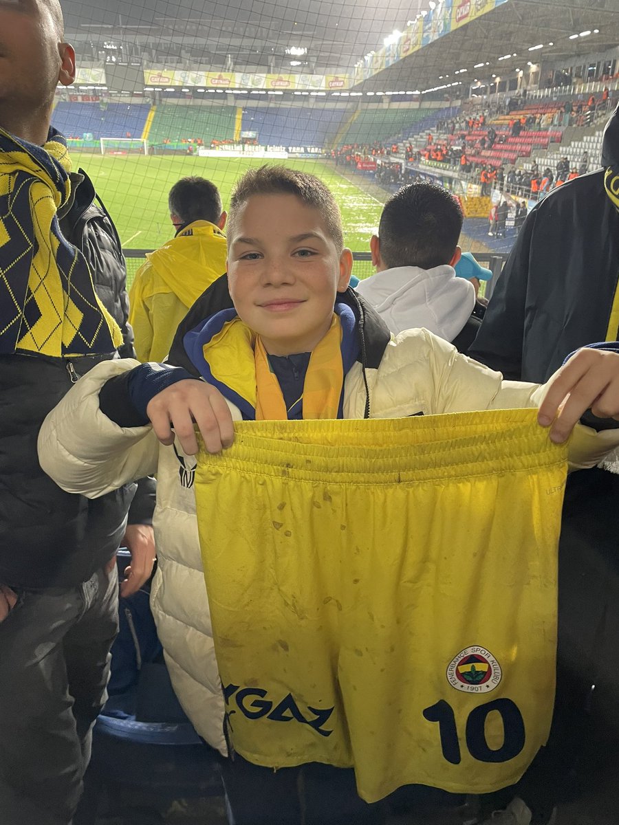 Yine iki çok kıymetli futbolcuyu berbat bir şekilde uğurluyoruz biz sizden razıyız hep iyi hatırlanacaksınız💛💙