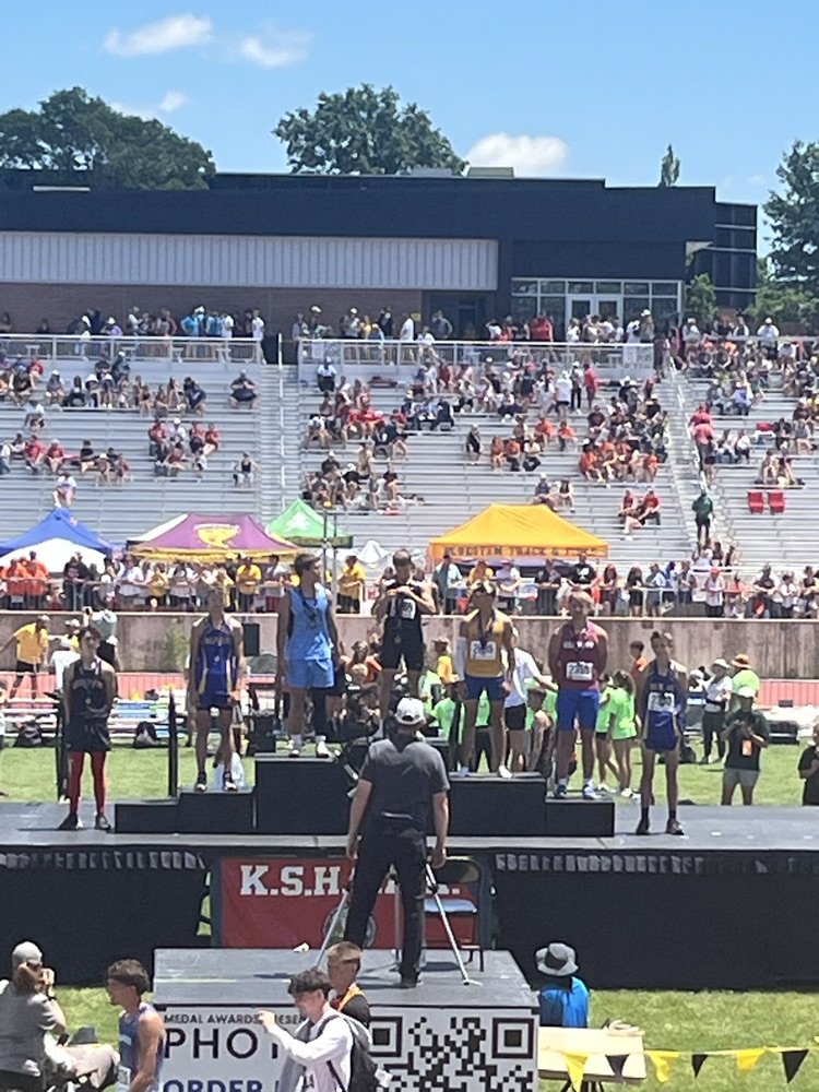 BluestemLions's tweet photo. Pole Vault https://t.co/PMVPBmMHyh