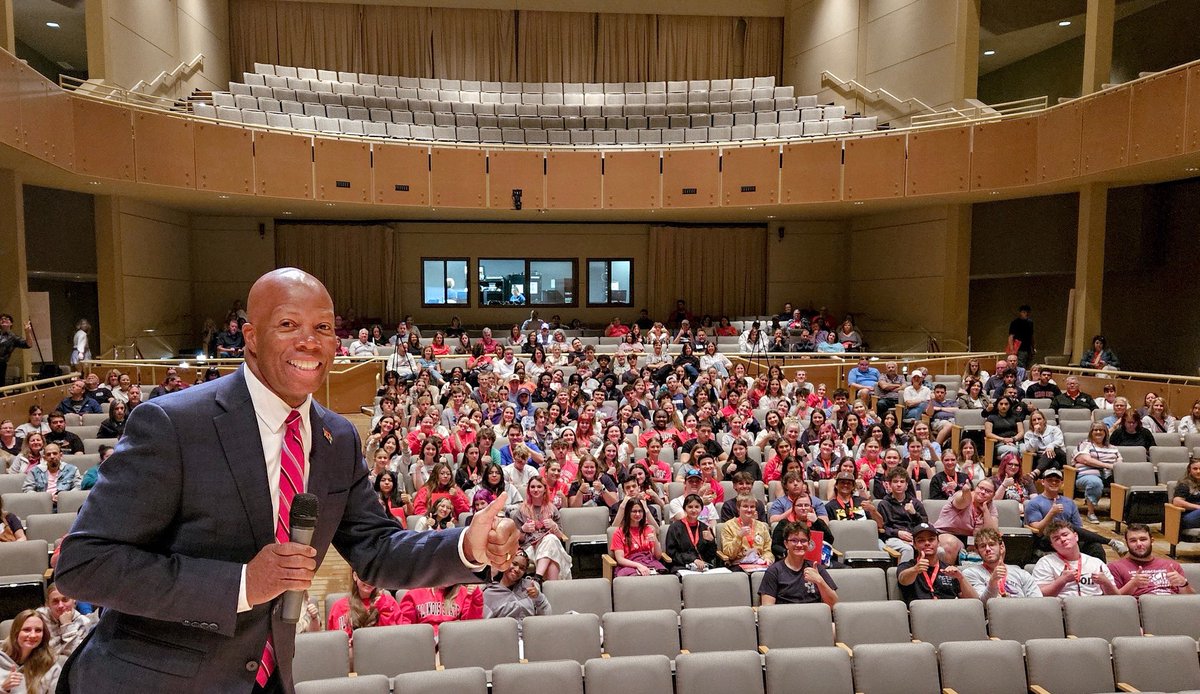 Week #1 of <a href="/IllinoisStateU/">Illinois State</a> Summer Preview 2025 is complete! Thanks to the incoming students, parents, and family members for your engagement during our Student Affairs <a href="/Redbird_Life/">Redbird Life</a> session and our outstanding Preview Guides for coordinating the week! #isupreview 👍🏽 #RedbirdLife