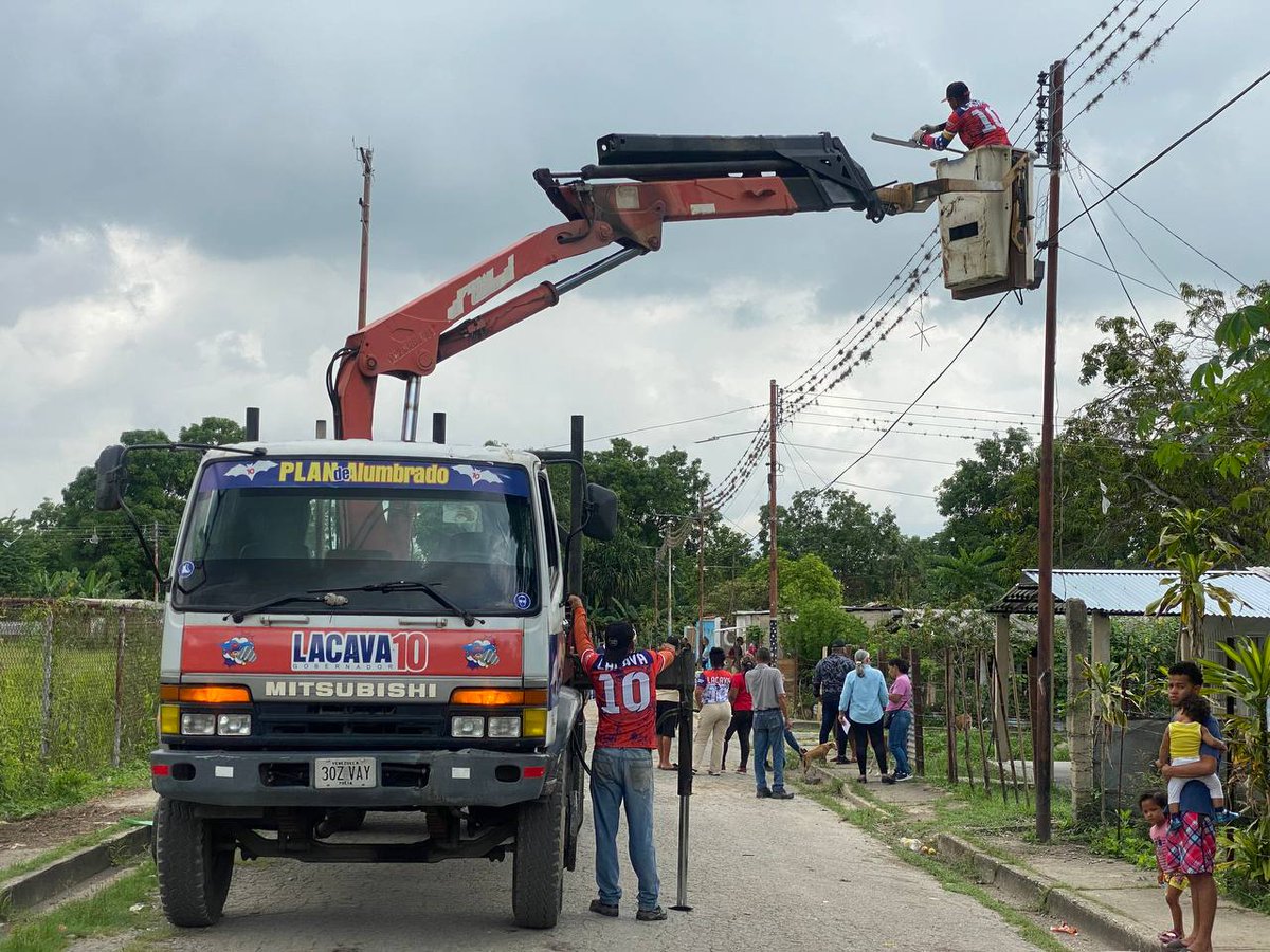#EnVictoria (@rrpieru) on Twitter photo Se llevó a cabo la instalación de más de 250 lámparas LED en la Comuna Boquerón, parroquia Tacarigua Municipio Carlos Arvelo beneficiando directamente a más de 500 familias.
#MásTerritorioMásPueblo
#CHCh
<a href="/NicolasMaduro/">Nicolás Maduro</a> <a href="/dcabellor/">Diosdado Cabello R</a> <a href="/HugoChavezCmdo/">Comando Hugo Chávez</a> <a href="/rafaellacava10/">Rafael Lacava</a> Se llevó a cabo la instalación de más de 250 lámparas LED en la Comuna Boquerón, parroquia Tacarigua Municipio Carlos Arvelo beneficiando directamente a más de 500 familias.
#MásTerritorioMásPueblo
#CHCh
<a href="/NicolasMaduro/">Nicolás Maduro</a> <a href="/dcabellor/">Diosdado Cabello R</a> <a href="/HugoChavezCmdo/">Comando Hugo Chávez</a> <a href="/rafaellacava10/">Rafael Lacava</a>