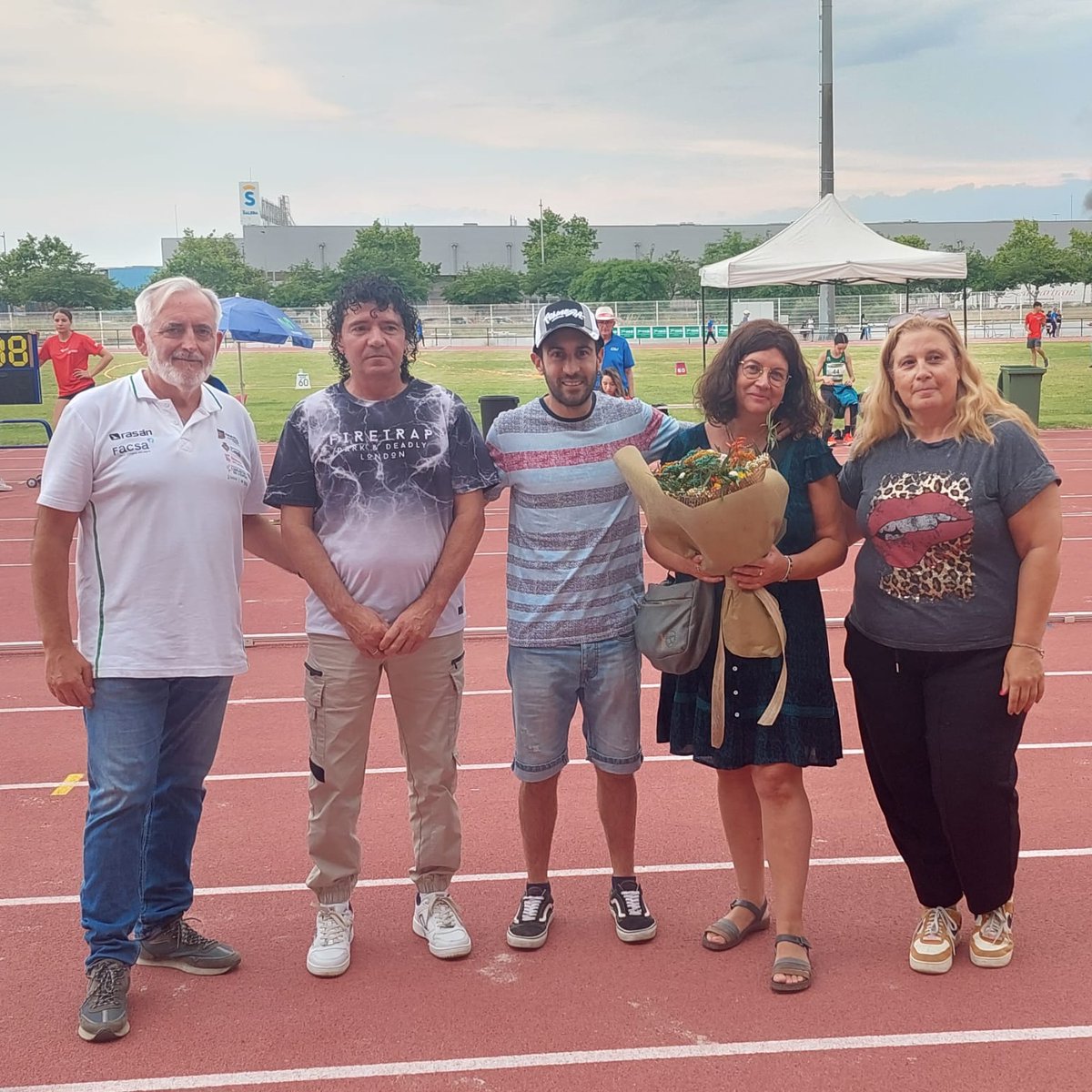 atletismoplayas's tweet photo. Como cada año, nuestro homenaje a José Antonio Cansino, quien da nombre al memorial del #MeetingCS
Siempre en nuestra memoria https://t.co/vmmny5Dk4a