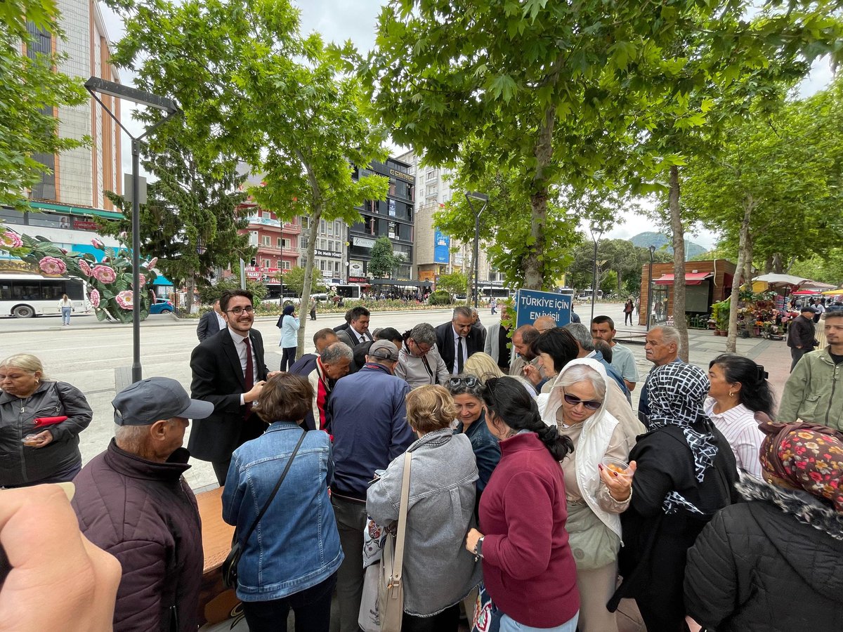 GM Seçim İşleri Başkanımız Yakup Engin,Kadın Politikaları Başkan Yardımcımız Hatice Aksoy, Halkla İlişkiler Başkan Yardımcımız Kıvanç Çetinkaya ve Gençlik Politikaları Başkan Yardımcımız Gökay Yiğit Ile "Türkiye için En İyisi Ali Babacan" diyerek vatandaşlarımıza lokma dağıttık.