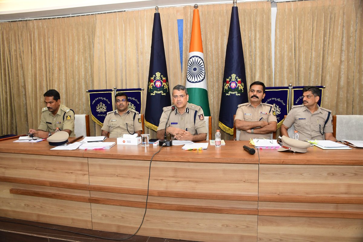 ಈ ದಿನ ಮಾನ್ಯ ಪೊಲೀಸ್ ಮಹಾ ನಿರೀಕ್ಷಕರು ಉತ್ತರ ವಲಯ ಬೆಳಗಾವಿ ರವರು ಉತ್ತರ ವಲಯದ ಎಲ್ಲ ಜಿಲ್ಲೆಗಳ ಅಧಿಕಾರಿಗಳ ಸಭೆ ನಡೆಸಿ ಕಾನೂನು ಸುವ್ಯವಸ್ಥೆ, ಅಪರಾಧ ತಡೆ ಹಾಗೂ ಜನಸ್ನೇಹಿ ಪೊಲೀಸ್ ವ್ಯವಸ್ಥೆ ಬಗ್ಗೆ ಅಗತ್ಯ ಸಲಹೆಗಳನ್ನು ನೀಡಿದರು.