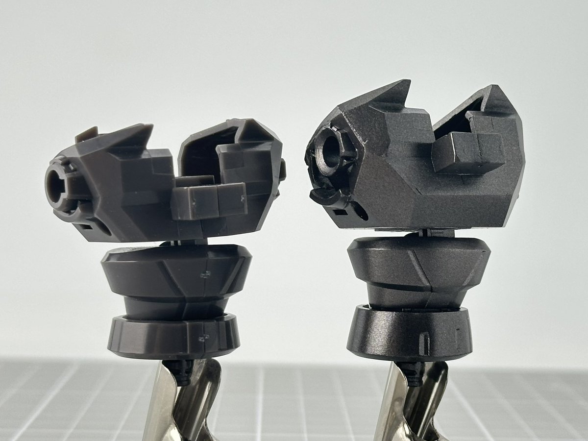 MODEROID ブレイバーン、
大張正己監督の設定画により近付けるべく

胸部上面を広く見せる
肩接続位置を上げる

これを胸部フレームの背中側だけを
クサビ型に拡張する形でまとめ
よりマッシブな印象にしています

ホビージャパン誌面ですと
大きな写真で見れますのでぜひ書店まで！