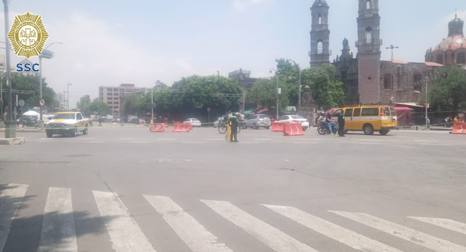 OVIALCDMX's tweet photo. #PrecauciónVial | Encontrarás cerrada la circulación de Av. Paseo de la Reforma entre Av. Insurgentes y Av. Hidalgo, por manifestantes en inmediaciones de la Fuente de la República. #AlternativaVial Circuito Interior, Av. Chapultepec, Av. Insurgentes, Fray Servando Teresa de Mier y José Ma. Izazaga.