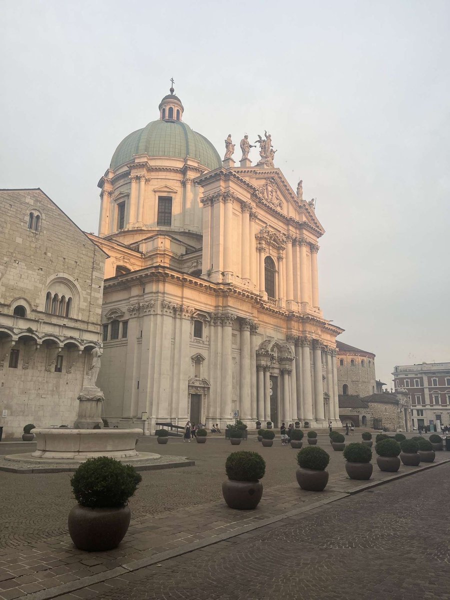 Tadhg Kilbane took the stage this week at the Euro Serpin Conference in Brescia, Italy 🇮🇹, sharing his latest findings on serpins of the human parasites Schistosoma mansoni and Fasciola hepatica🪱. 

Now it’s time to enjoy the beautiful sights and flavours of Italy! 🍕🍷🌞
