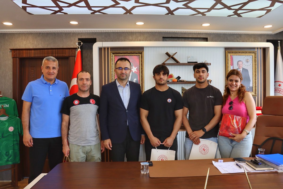 16-19 Mayıs tarihleri arasında düzenlenen Uluslararası Büyükler Judo Turnuvası’nda derece elde eden milli sporcumuz Fırat Çekim ile antrenörleri Serkan Esenboğa ve Yasemin Derinçay, İl Müdürümüz Recai Şahin’i makamında ziyaret etti.

Nazik ziyaretlerinden dolayı teşekkür ederiz.