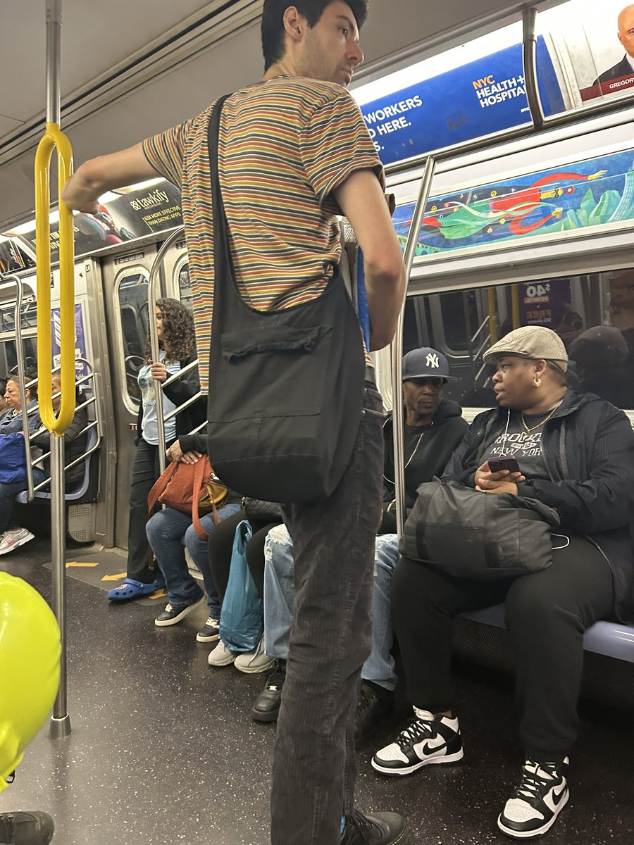 I was dancing in a lesbian bar 
Ah-oo
Ah-oo
Ooohhh I was dancing in a lesbian bar

Oo-oo-oo