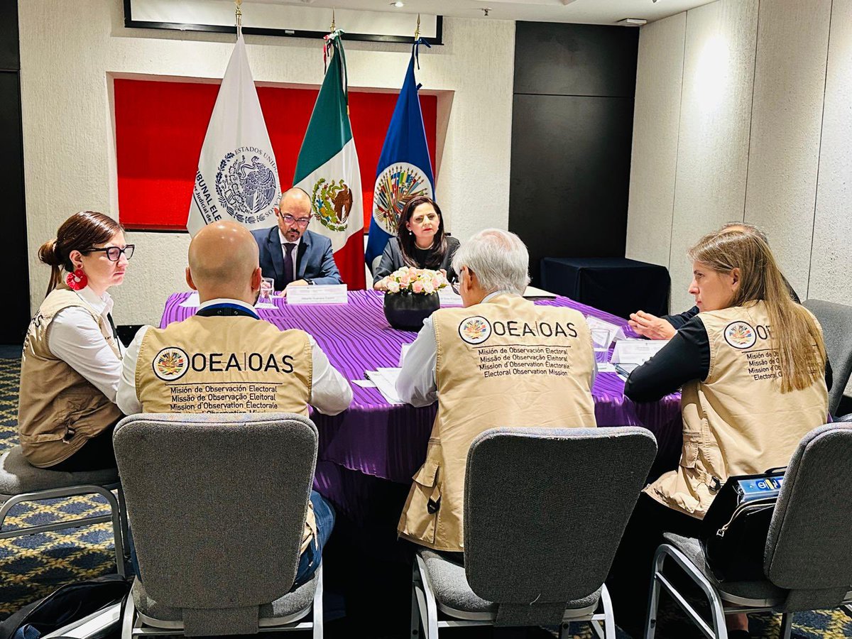 📍#OEAenMéxico
La Misión de Observación Electoral, encabezada por <a href="/HeraldoMunoz/">Heraldo Muñoz</a>, sostuvo una reunión con la Magistrada Presidenta de la Sala Superior, Mónica Soto, y con Alberto Guevara Castro, Director General de Relaciones Institucionales e Internacionales del <a href="/TEPJF_informa/">TEPJF</a>,