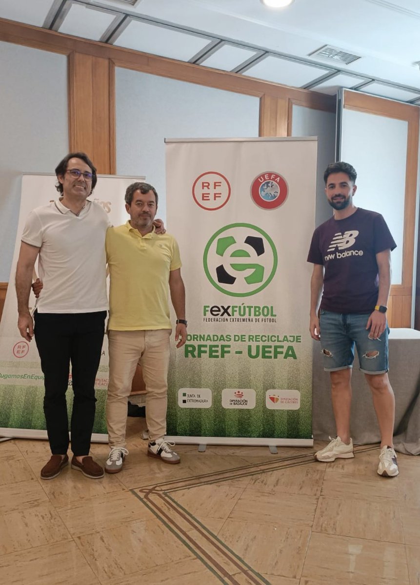 FedExFutbol's tweet photo. ⚽ | #Entrenadores |

📝Hoy se han celebrado en Mérida nuevas ♻𝐉𝐎𝐑𝐍𝐀𝐃𝐀𝐒 𝐃𝐄 𝐑𝐄𝐂𝐈𝐂𝐋𝐀𝐉𝐄 para entrenadores de 🥅FÚTBOL SALA | 🎙El acto ha contado con las intervenciones de 𝐀́𝐧𝐠𝐞𝐥 𝐏𝐚𝐥𝐨𝐦𝐨, 𝐑𝐮𝐛𝐞́𝐧 𝐌𝐚́𝐫𝐪𝐮𝐞𝐳 𝐲 𝐀𝐥𝐟𝐨𝐧𝐬𝐨 𝐑𝐨𝐝𝐫𝐢́𝐠𝐮𝐞𝐳.

👍¡Gracias a tod@s por seguir aprendiendo!

#Extremadura💚🤍🖤
#JugamosEnEquipo