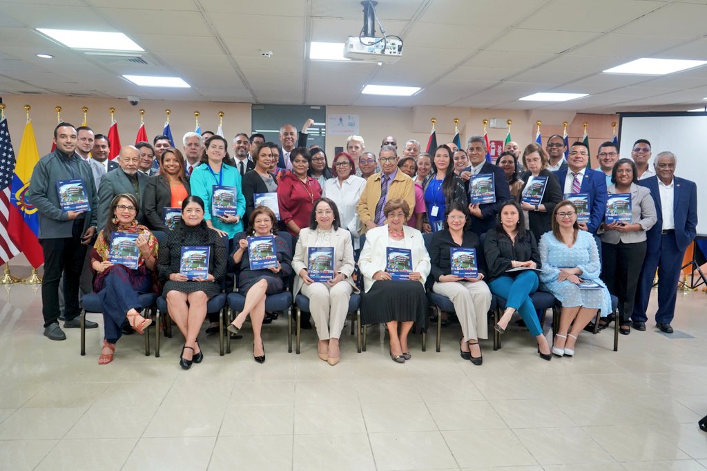 El personal directivo sostuvo un encuentro para la revisión y validación del Plan Estratégico 2024-2029. 
La rectora de la UDELAS agradeció a todo el personal directivo de la UDELAS por su compromiso con la gestión de nuestra universidad.