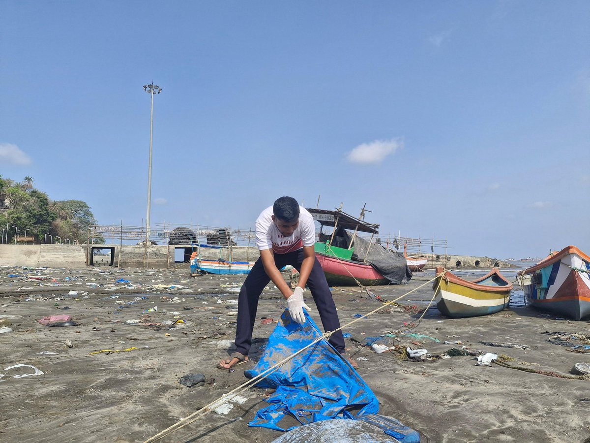 forfuturein's tweet photo. #Cleanup356
Uttan Beach, Mira Bhayandar
12/04/2025, Saturday
.
Entanglement in fishing lines and plastic waste is a major threat to marine life. Cleanup efforts remove these deadly traps from the environment.

.
#ForFutureIndia #HarshadDhage #ForFutureIndiaTeam #BeachCleanups https://t.co/AuI0QKraLq
