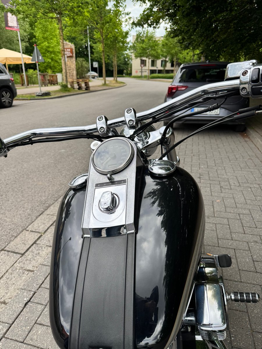 🌧️🏍️ Auch bei warmem aber trübem Wetter ist so ein Brückentag die perfekte Gelegenheit, um das Motorrad für einen geschäftlichen Termin zu nutzen 🌍✨ 

#Motorrad #Brückentag #Freiheit #Abenteuer #Motorradfahren #Wetterunabhängig 🏞️💨