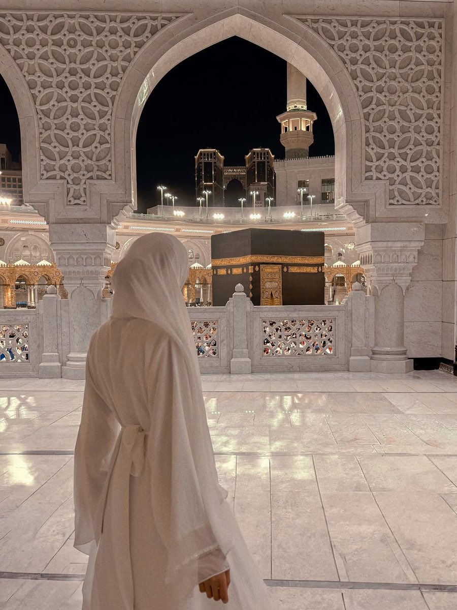 تیری تصویر دیکھتی تو آنسوؤں کی دیوار کھڑی ہو جاتی ہے۔۔۔ 
جب ملوں گی تو آنسو بن جاؤں گی ♥️♥️