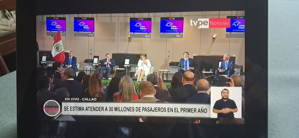 Fernando Muñoz - Professional Photographer (@fernandomunioz7) on Twitter photo Periodista sobón de TV Perú <a href="/tvperupe/">TVPerú</a> <a href="/noticias_tvperu/">TVPerú Noticias</a> para narrar la inauguración de Aeropuerto Jorge Chávez <a href="/AeropuertoLima/">Aeropuerto de Lima Jorge Chávez</a> señala :
Nuevo aeropuerto "duplica tres veces " antiguo local.
Y a este le pagamos todos .
#SinoSoboADinaMeBotan 😂😅 Periodista sobón de TV Perú <a href="/tvperupe/">TVPerú</a> <a href="/noticias_tvperu/">TVPerú Noticias</a> para narrar la inauguración de Aeropuerto Jorge Chávez <a href="/AeropuertoLima/">Aeropuerto de Lima Jorge Chávez</a> señala :
Nuevo aeropuerto "duplica tres veces " antiguo local.
Y a este le pagamos todos .
#SinoSoboADinaMeBotan 😂😅