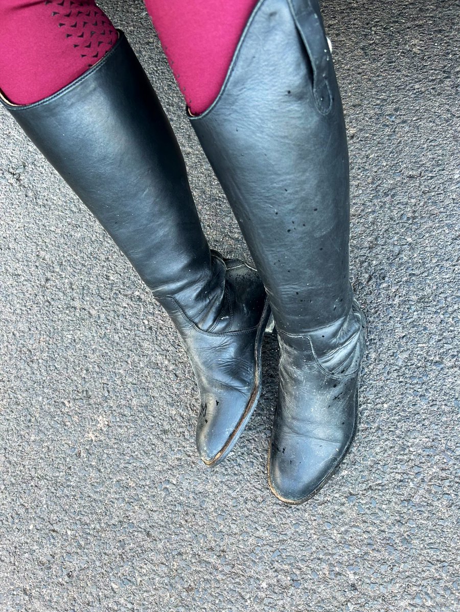 Die Herrin war reiten und du mickriger Lappen leckst mir meine Lederstiefel mit deiner Zunge sauber!

Ordentlich!

Ohne Widerworte 

#reitherrin #lederherrin #stiefel #petplay #ponyboy #sklave #dreck