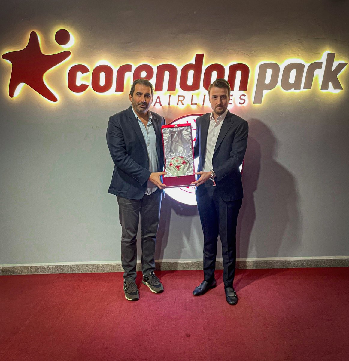 👏🏻 Asbaşkanımız Cesur Burak Akar, Trabzonspor Asbaşkanı Zeyyat Kafkas'ı ağırlayarak seramik futbol topu hediye etti. #OnvoAntalyaspor