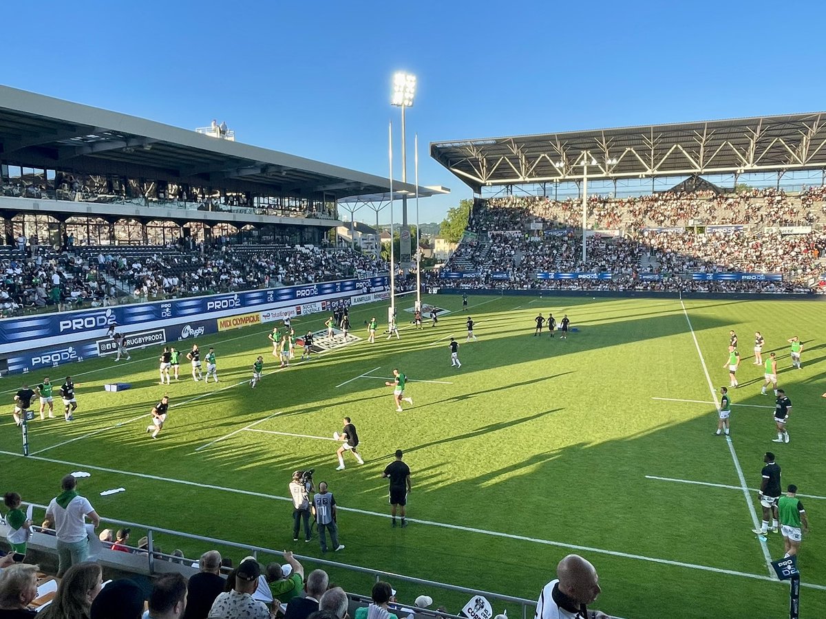 Les 2 équipes à l’échauffement sur la pelouse du Stadium à 20’ du coup d’envoi de cette demi-finale de #ProD2. Sous une chaleur écrasante, les Brivistes, plus frais que les Montalbanais, sont favoris. 💪