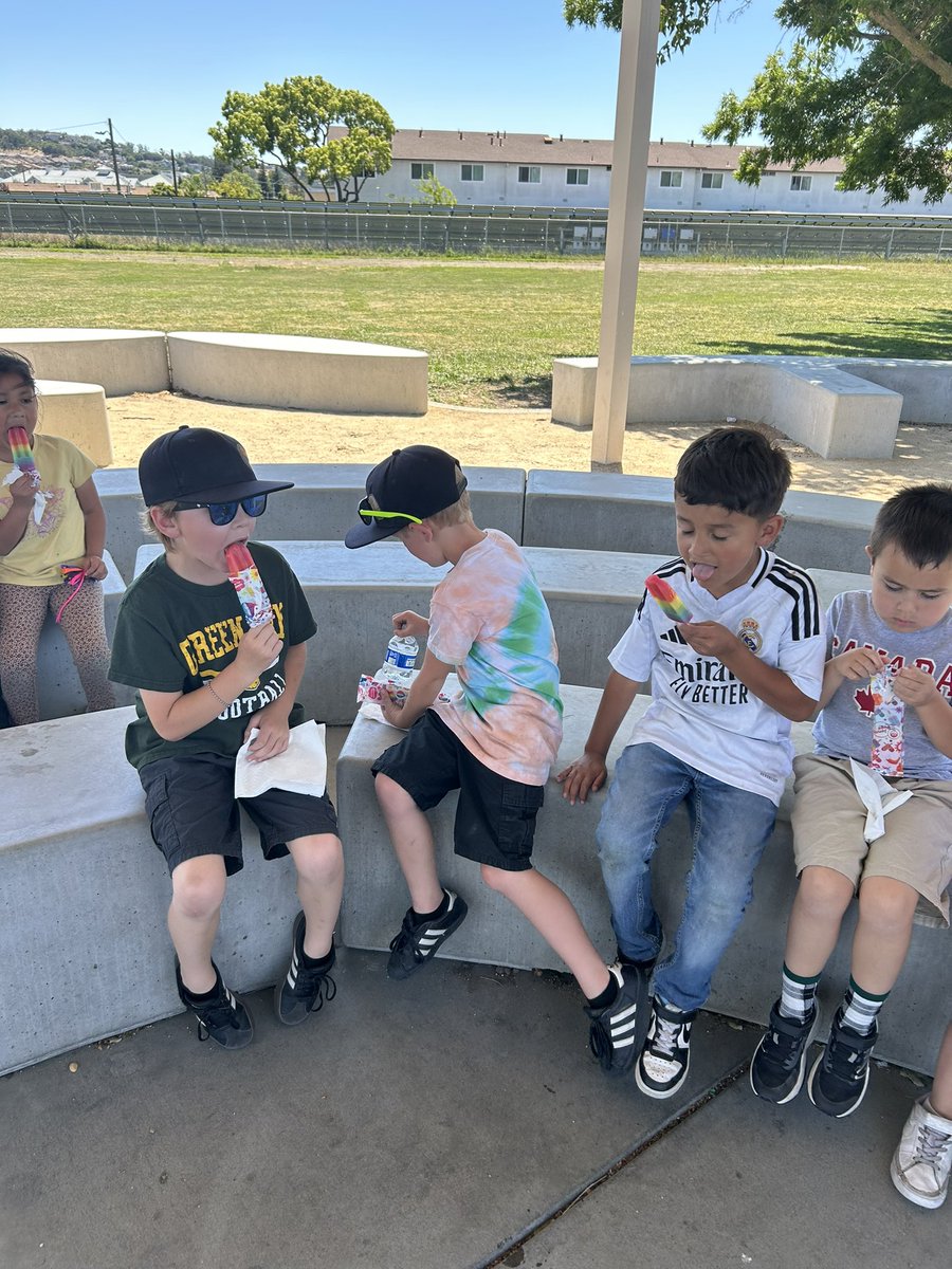Miwok_Valley's tweet photo. Popsicle with the principal! https://t.co/xrTeIv94QW
