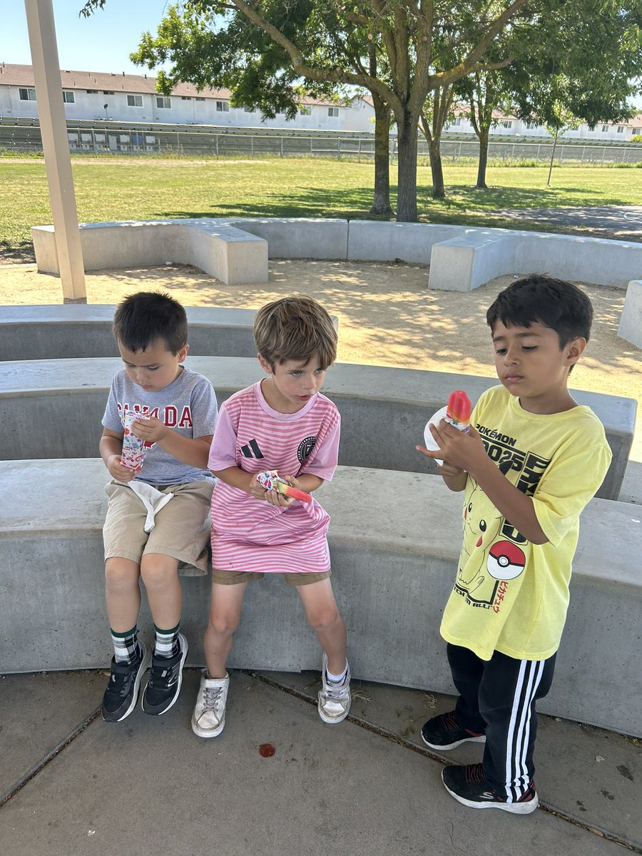 Miwok_Valley's tweet photo. Popsicle with the principal! https://t.co/xrTeIv94QW