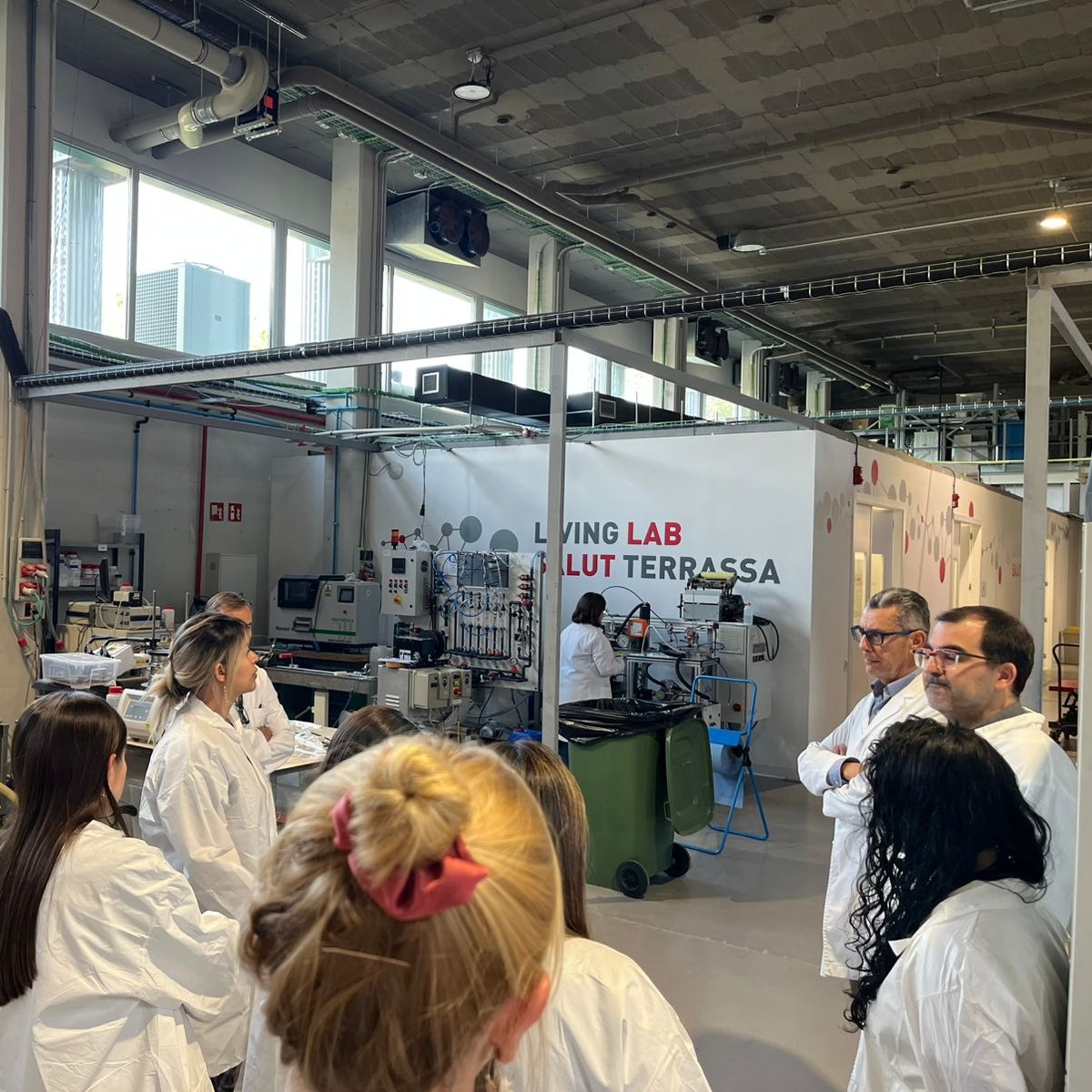 FenalcoNacional's tweet photo. Colombia fortalece su camino hacia la sostenibilidad productiva con referentes globales en innovación aplicada

En el marco de la "Misión de intercambio de conocimiento del programa ProUsar", promovido por la Cooperación Alemana GIZ, una delegación institucional de alto nivel tuvo la oportunidad de conocer de primera mano las capacidades del centro tecnológico Leitat, ubicado en Barcelona, España.

Con más de 115 años de trayectoria y reconocido como uno de los centros tecnológicos más importantes de Europa, Leitat lidera proyectos en áreas clave para la transición productiva global, tales como:

▪️ Economía circular industrial
▪️ Materiales avanzados y sostenibles
▪️ Biotecnología e impresión 3D
▪️ Tecnologías limpias para la salud, la movilidad y la manufactura
▪️ Aplicaciones de alta complejidad como las utilizadas en la Fórmula 1

Este centro, que colabora con más de 45 países y participa activamente en programas de la Unión Europea como Horizon Europe, representa un referente estratégico para Colombia en su apuesta por una economía más circular, innovadora y competitiva.

Desde FENALCO, celebramos la articulación de esfuerzos interinstitucionales que hacen posible este tipo de intercambios y que fortalecen la formulación de políticas públicas, la cooperación técnica y la transformación empresarial sostenible.

👥 La delegación estuvo integrada por representantes de:
• @MincomercioCo
• @MinAmbienteCo
• @Col_Productiva
• @ANDI_Colombia
• @UniversidadEAN
• Corporación Minuto de Dios
• IDOM
• FENALCO
• @giz_gmbh

Agradecemos al equipo de Leitat por abrirnos sus puertas y compartir su conocimiento con miras a generar sinergias que impulsen la innovación aplicada en Colombia.

Toda la información sobre esta visita la encuentra en https://t.co/Y5nvkh7TpT