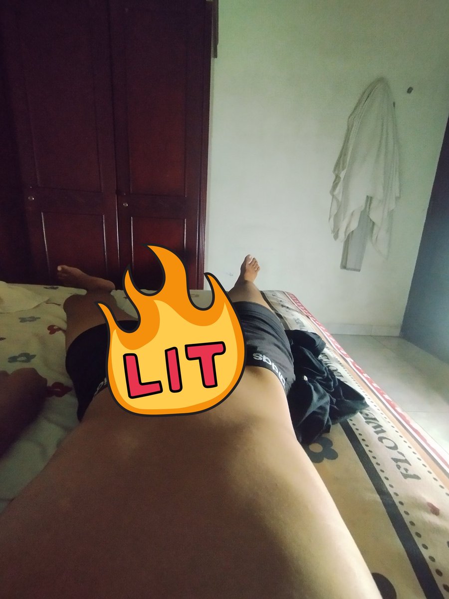 Udah 2 hari ini rumah mati lampu jadi mau gak mau penerangan harus pake senter😭