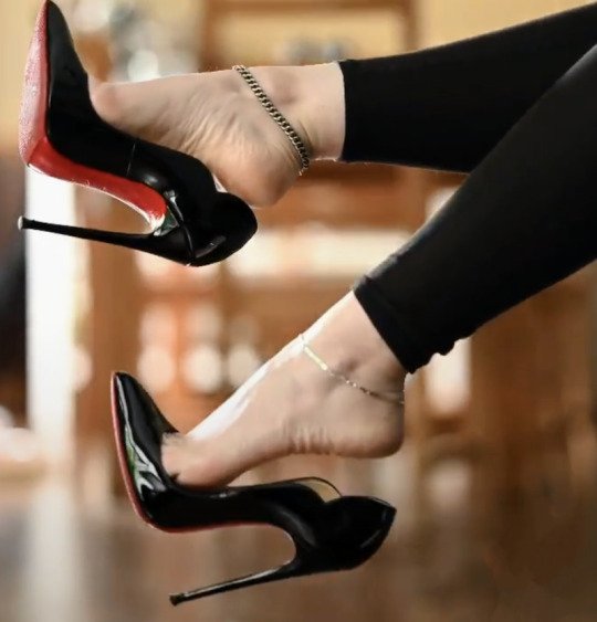 HighonHeels2's tweet photo. A or B?
#Stiletto #Muls https://t.co/Pe14866OTS
