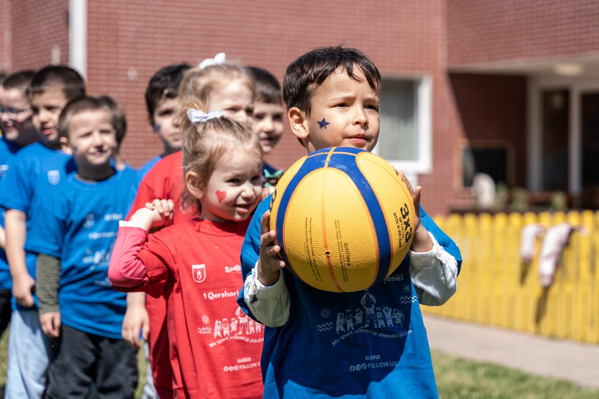 Festohet Festa e fëmijëve 1 Qershori me aktivitetin “Sport në Shkolla” 🤍❤️

🎊Është festuar Dita Ndërkombëtare e Fëmijëve, 1 Qershori. 

🤝Ky aktivitet organizohet në kuadër të programit “Sport në Shkolla”, me përkrahje nga Ministria e Kulturës, Rinisë dhe Sportit. 
“Sport në