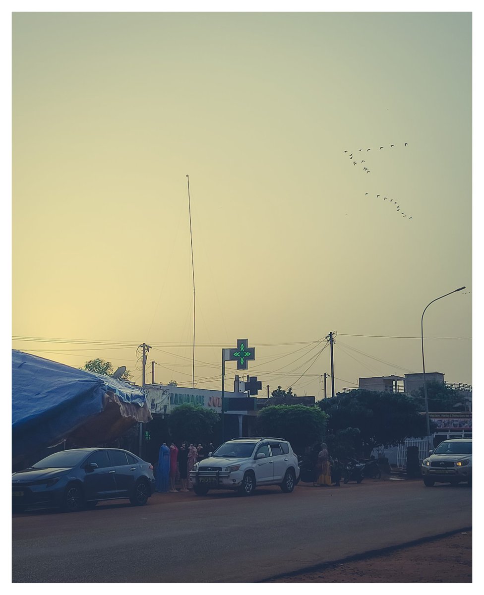 C'est l'impatience qui te fait construire un hangar, sinon à la nuit tombée il y a de l'ombre partout.
D'après un conteur malien 

#FasoPics  #PaixAuFaso🕊️🇧🇫