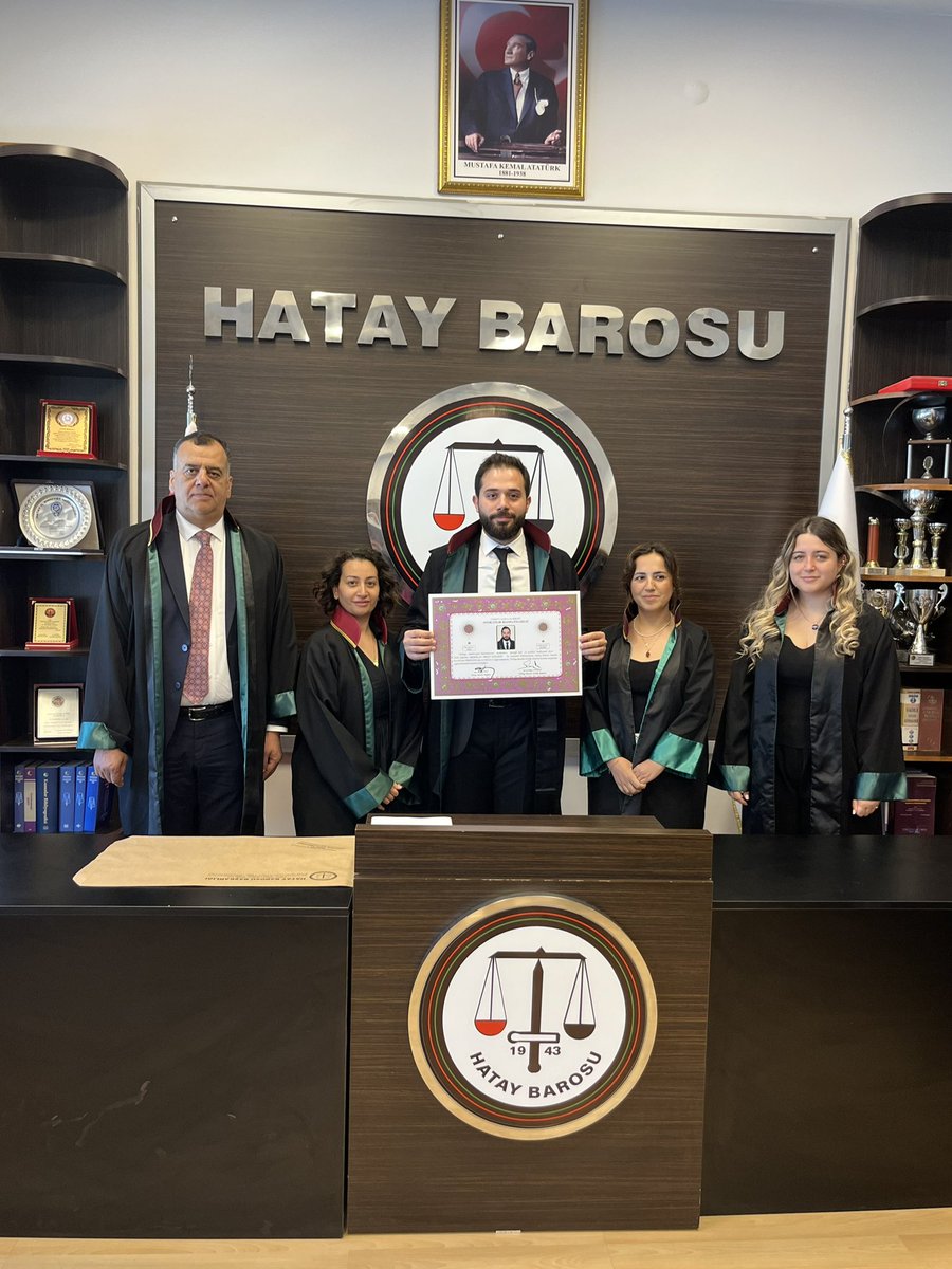 Meslek hayatıma ilk adımlarımı, ne yazık ki annem, babam ve kız kardeşim yanımda olmadan attım. Hayalini kurdukları, emek verdikleri, benimle birlikte umut ettikleri günleri yalnızca 3 yıllık bir binada hayatlarını kaybettikleri için göremediler. Ama biliyorum ki, onların bana