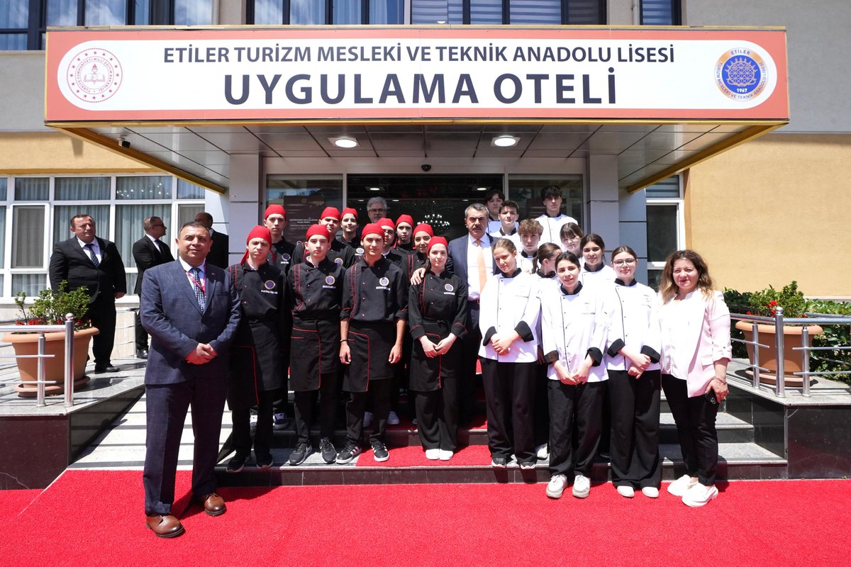 Etiler Turizm Mes.Tek.And.Lisesi (@etiler_mtal) on Twitter photo Milli Eğitim Bakanımız Sayın Yusuf Tekin bugün okulumuzu ve Uygulama Otelimizi ziyaret ederek öğrencilerimizle hatıra fotoğrafı çektirdi. Kendilerine teşekkürlerimizi arz ederiz.
<a href="/tcmeb/">Millî Eğitim Bakanlığı</a> <a href="/Yusuf__Tekin/">Yusuf Tekin</a> <a href="/istanbulilmem/">İstanbul İl Millî Eğitim Müdürlüğü</a> <a href="/BesiktasMEM/">Beşiktaş İlçe Millî Eğitim Müdürlüğü</a> <a href="/SEDATCOMERT1/">SEDAT CÖMERT</a> Milli Eğitim Bakanımız Sayın Yusuf Tekin bugün okulumuzu ve Uygulama Otelimizi ziyaret ederek öğrencilerimizle hatıra fotoğrafı çektirdi. Kendilerine teşekkürlerimizi arz ederiz.
<a href="/tcmeb/">Millî Eğitim Bakanlığı</a> <a href="/Yusuf__Tekin/">Yusuf Tekin</a> <a href="/istanbulilmem/">İstanbul İl Millî Eğitim Müdürlüğü</a> <a href="/BesiktasMEM/">Beşiktaş İlçe Millî Eğitim Müdürlüğü</a> <a href="/SEDATCOMERT1/">SEDAT CÖMERT</a>