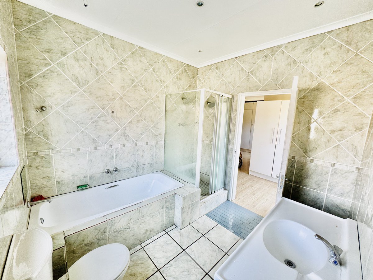 antproperties's tweet image. Amazing 4-Bedroom House for Sale in Klopperpark

Price R 1 230 000
Stand Size 553 m²

📞 Contact Akin today to arrange a viewing.
📲 Call/WhatsApp: 08033314818
Follow for more listings: @antproperties
#KlopperparkHomes #HouseForSale #ANTProps #ANTProperties