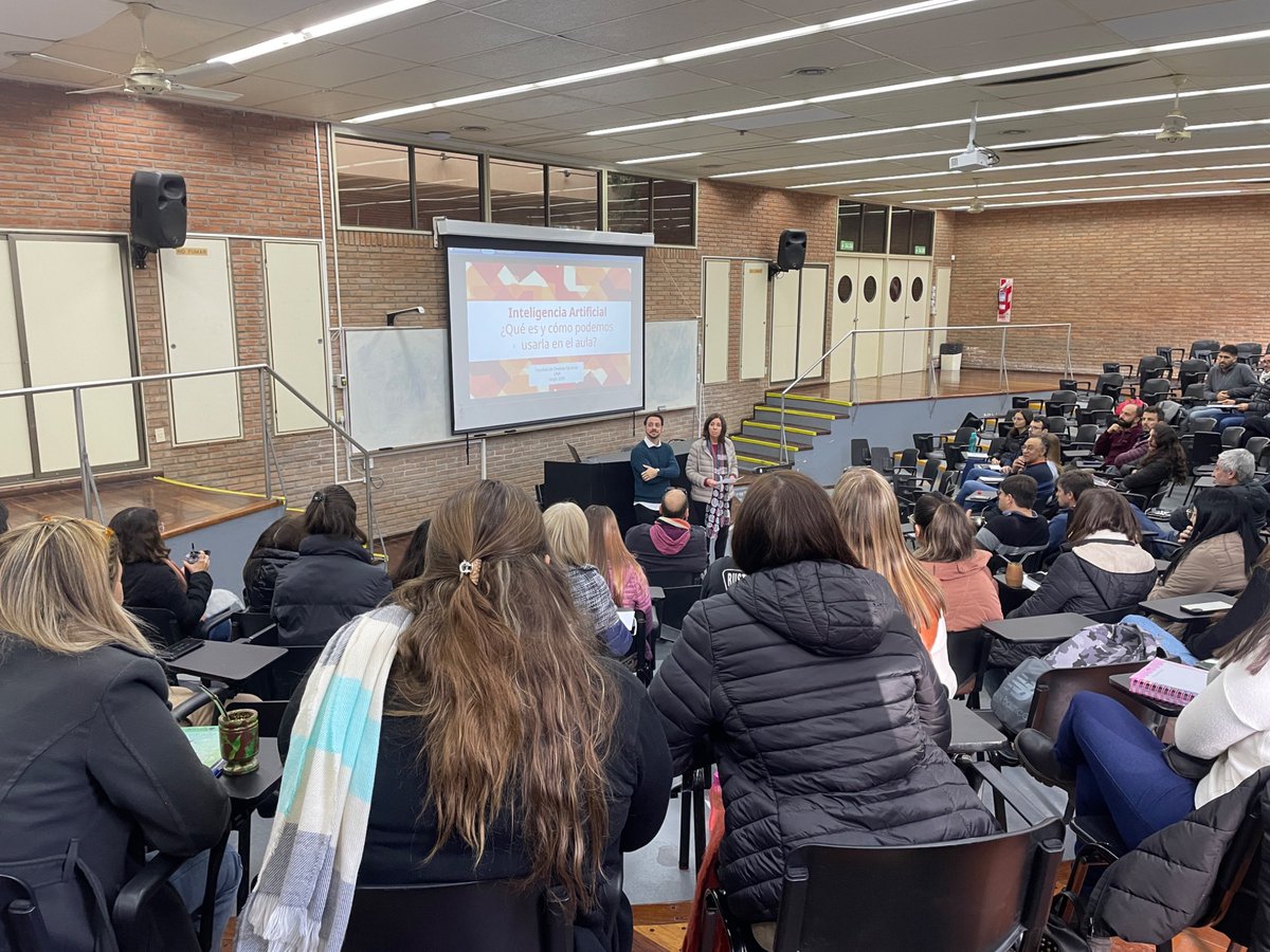 agrariasunr's tweet photo. 🤓🚀 Charla sobre Inteligencia Artificial para docentes y nodocentes por @nachoevan Ing. Elec., Docente y Coordinador de la Tecnicatura en IA en nuestra UNR. ¡Gracias Nacho por este valioso encuentro! 🙌🏼 https://t.co/KDLN1VZVzM