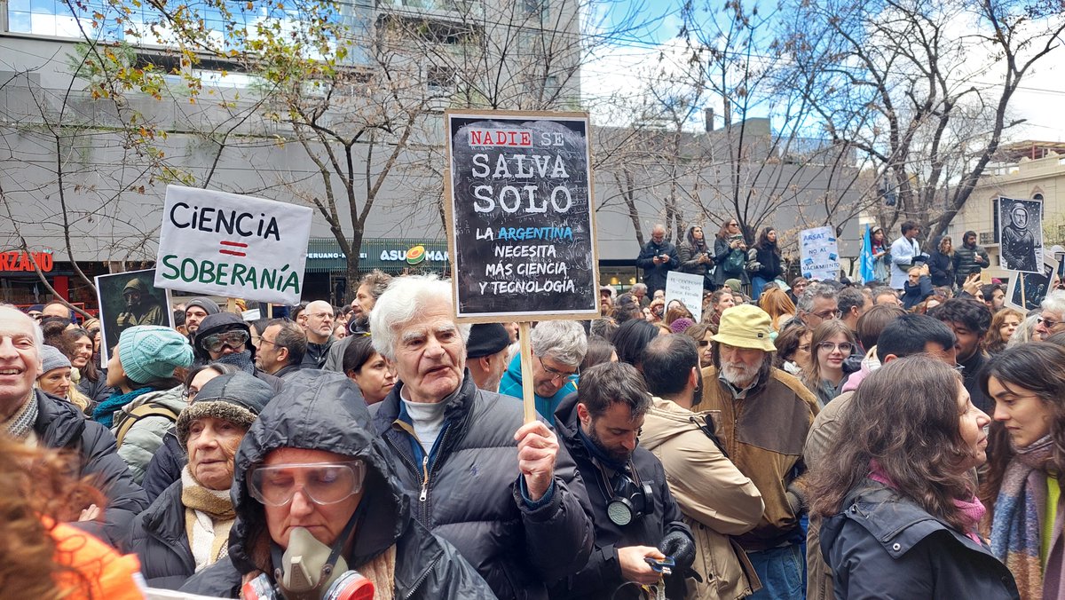 ❄️👨🏾‍🔬“Nadie se salva solo”: Miles de investigadores se movilizaron contra el cientificidio en distintos puntos del país. Muchos marcharon como #Eternautas y el mensaje más repetido fue que es necesario unir las distintas luchas en una sola.
✍️🏾<a href="/NadiaLuna88/">Nadia Luna 💚</a>
🔗agenciatss.com.ar/nadie-se-salva…