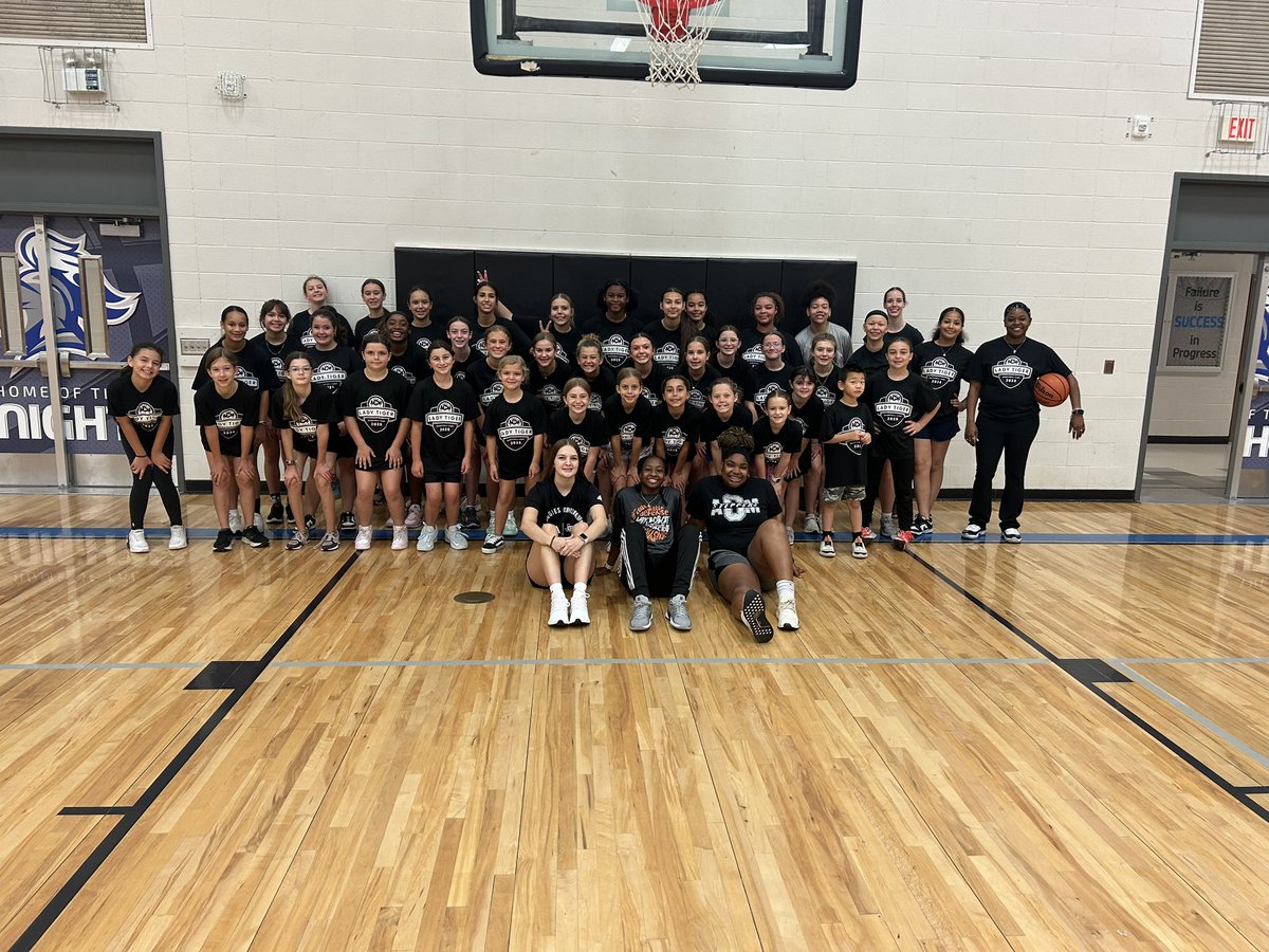 acmladytigerbb's tweet image. Day #4 of camp done! Great group of young ladies! So fun and eager to learn! My Lady Tigers did a fantastic job spending time with them! Keep Practicing & Hope to see you at some of our games! @ConsolHS @CSISDAthletics @AMCHSTigerClub #GotBetter 🏀🏀