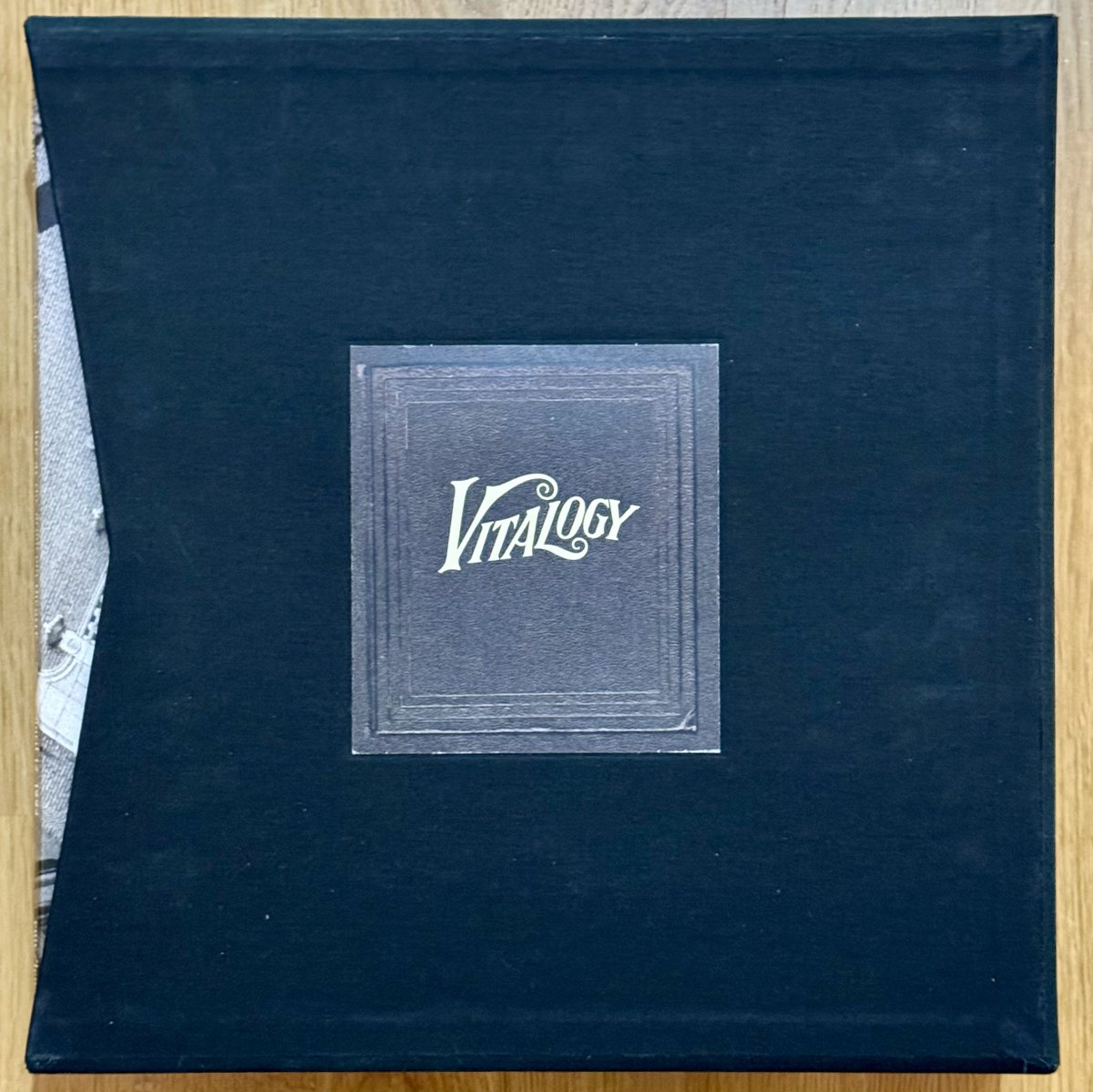jussiertio's tweet image. Pearl Jam – 1993-1995: Vs. Vitalogy Collector’s Edition Box Set 

(2012 Europe)

#vinylrecords #boxset