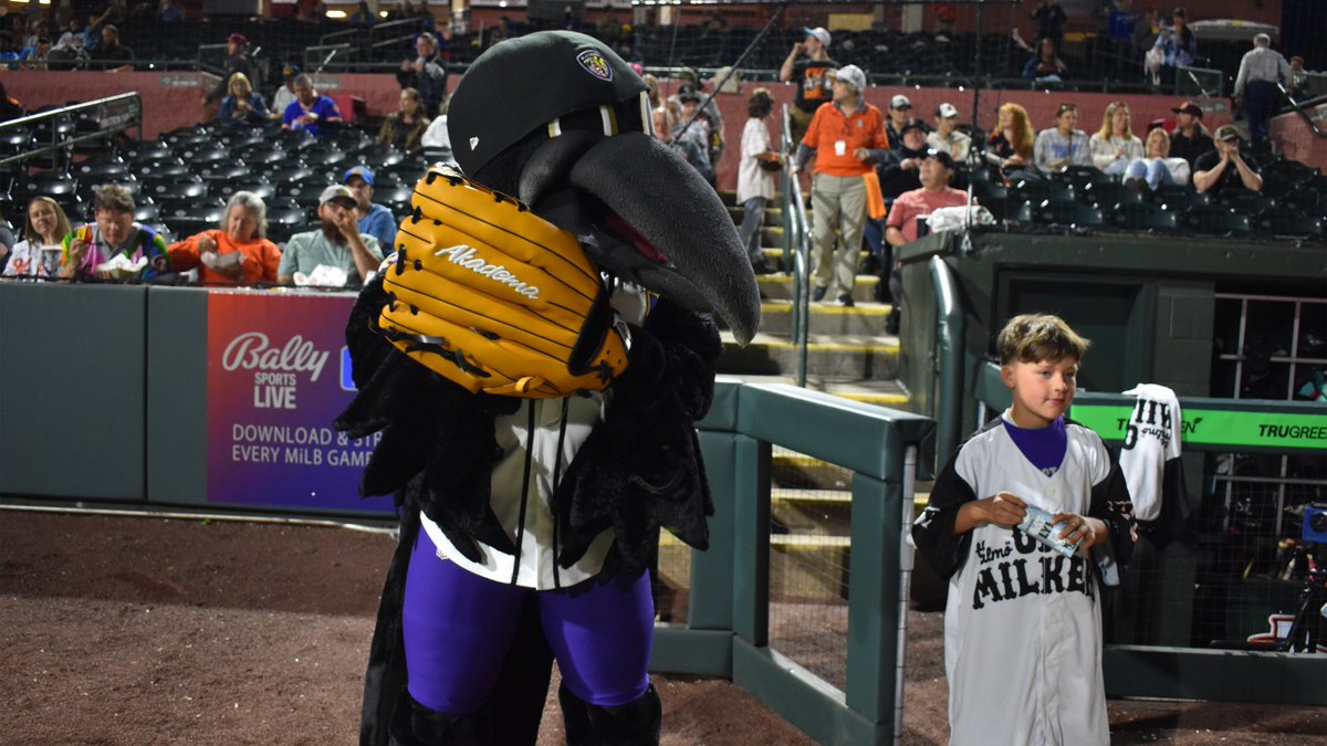 Sherman welcomed his friend, Poe, from the Baltimore Ravens to the ballpark last night where he threw out the first pitch and pumped up fans for Shorebirds baseball! Thank you to Poe for stopping by Arthur W. Perdue Stadium!

#flytogether | #CommUNITY
