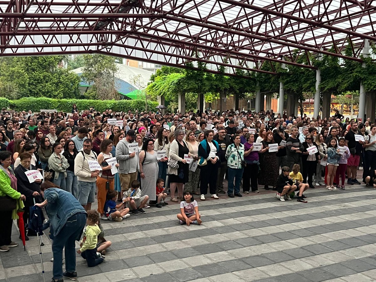 Mugimendu Feministak deituta, Errekalden elkartu gara azken egunotan emakume bat bortxatu eta adin txikiko neska bat erail dutela salatzeko. 

Berriro ere, indarkeria matxistaren eta indarkeria bikarioaren aurpegirik gordinena agerian gelditu da.

ERASORIK EZ ERANTZUNIK GABE!