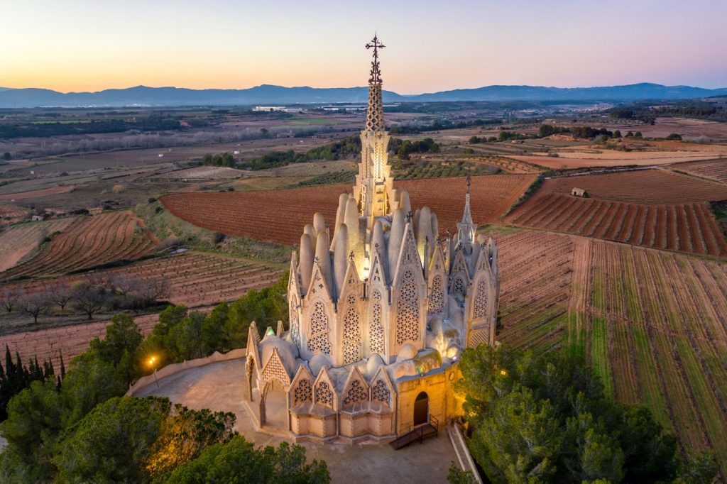 🔎 Descobreix una joia arquitectònica amagada entre vinyes: el Santuari de Montserrat de Montferri, a la comarca de l' #AltCamp! Una bellíssima obra modernista amb una història fascinant. Segueix el fil! 👇 #Arquitectura #Catalunya #Modernisme